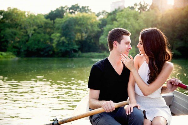 Romantic-Central-Park-Engagement-Photos-Modern-Wedding-Photography-3-600x400.jpg