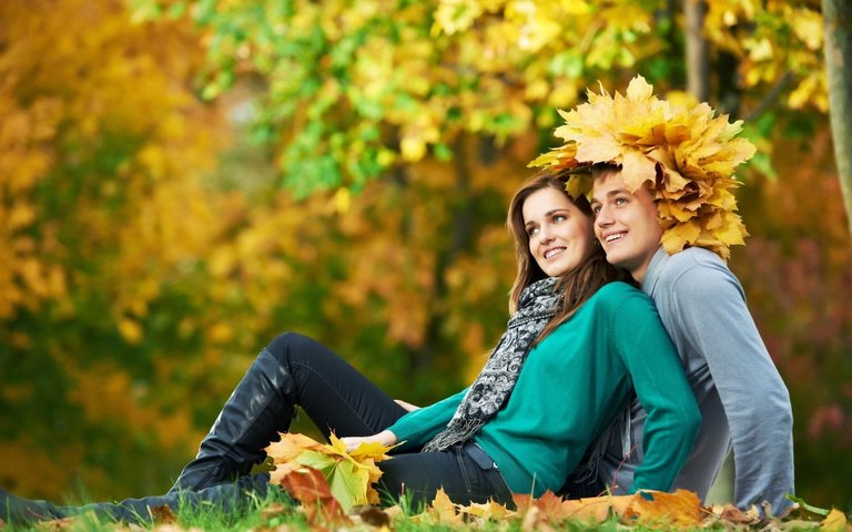 couple_love_fall_walk_care_44227_3840x2400.jpg