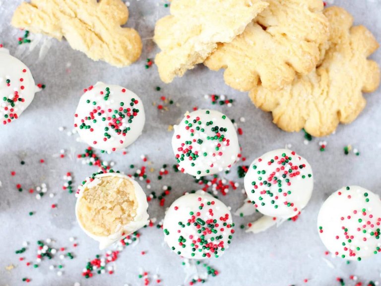 Christmas-Sugar-Cookie-Truffles-10.2016-e1504880403519.jpg