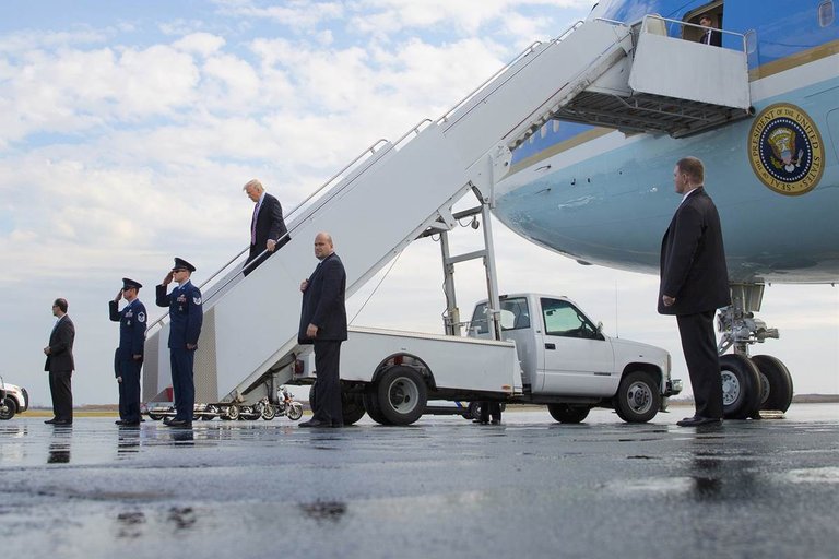 170126-donald-trump-air-force-one-mn-03_a64da1422c0eb1a117c0aaf0a074b970.nbcnews-fp-1200-800.jpg