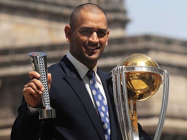 ms-dhoni-with-world-cup.jpg