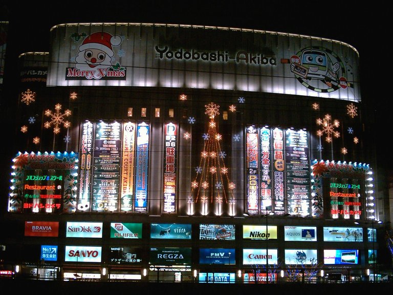 Yodobashi-akiba_（Christmas_illumination）.jpg