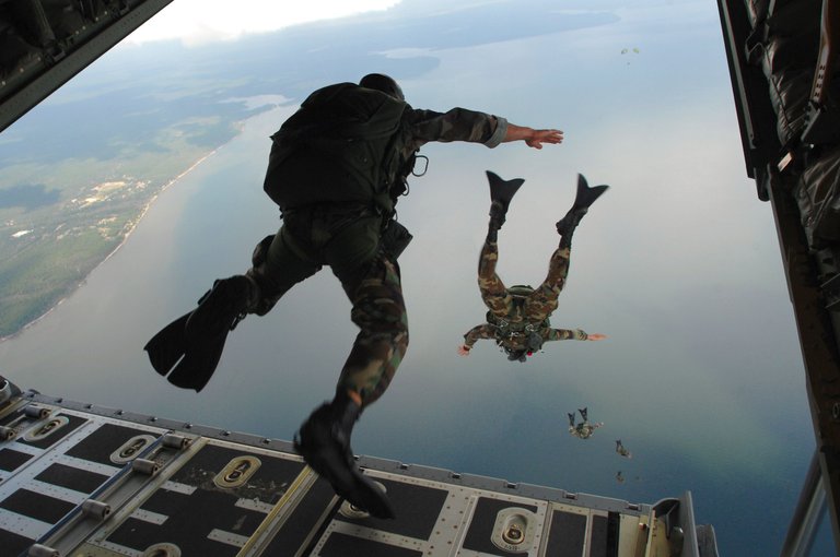 720th_Special_Tactics_Group_airmen_jump_20071003.jpg