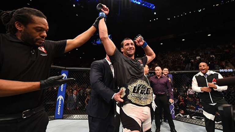 luke-rockhold-ufc-121315-getty-ftr_rm0hsxcrxnhi1hjv1ex8c79bi.jpg