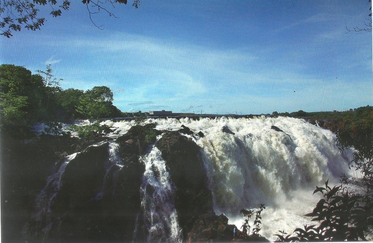 Salto de la Llovizna Rio Caroni.jpg