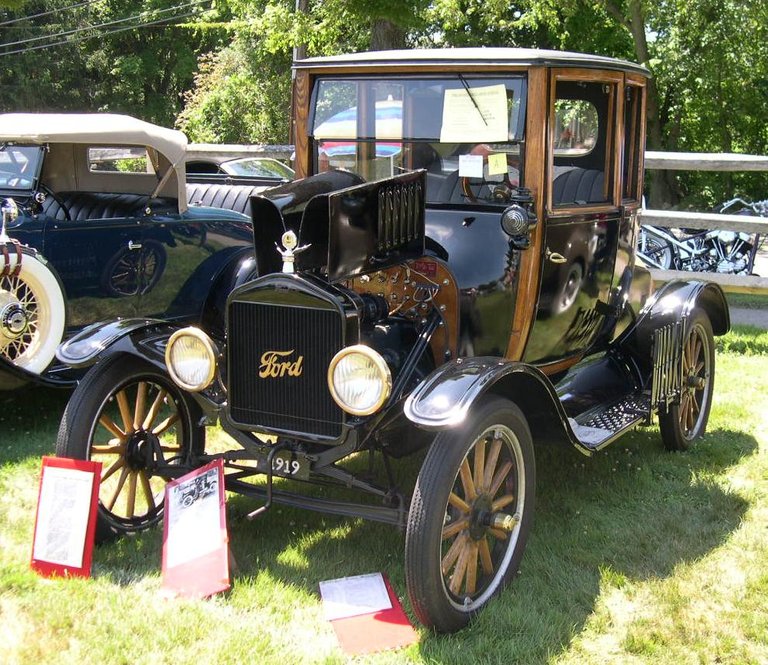 1919_Ford_Model_T_Highboy_Coupe.jpg