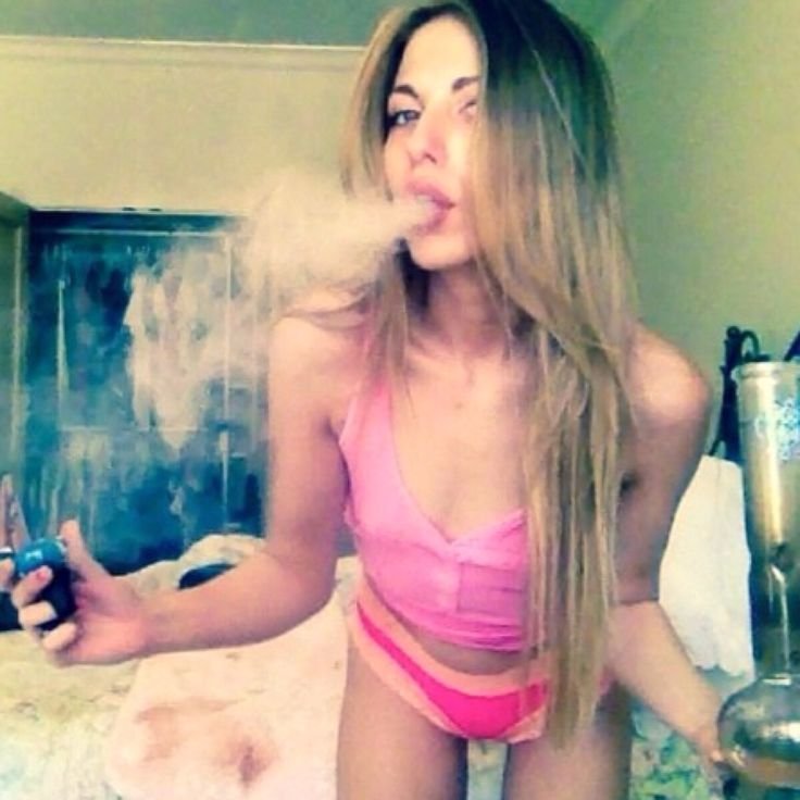 ec6b49cd9eede58e490c9146a1e37bf0--sexy-smoking-girl-swag.jpg