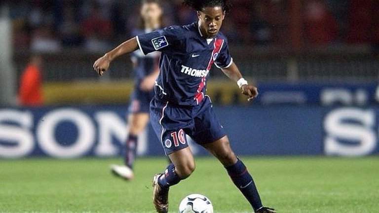 ronaldinho-saluda-a-psg-por-jpg_900x0.jpg