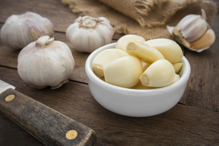 bulbs-and-bowl-of-garlic.jpg