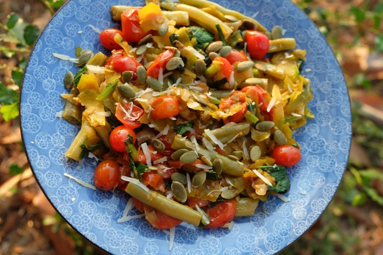 Butternut-Spiralized-Veggies-with-Green-Beans-Cherry-Tomatoes-and-Spinach (2).JPG