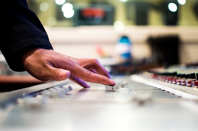 mixing-desk-351478_640.jpg