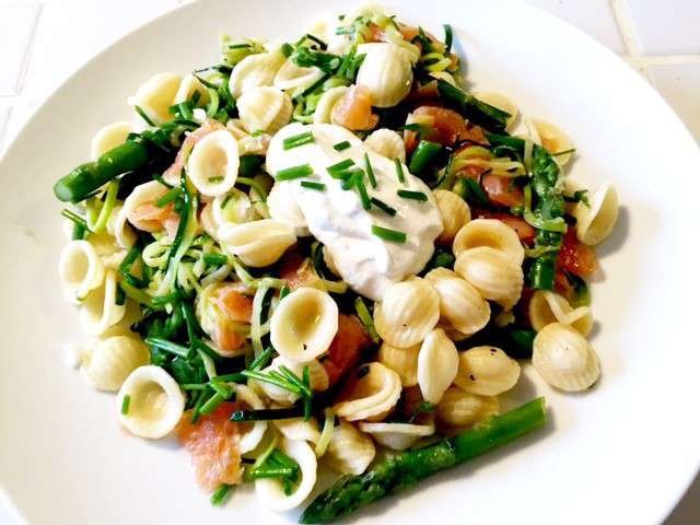 salade-de-pates-aux-asperges-saumon-fume-et-ricotta.640x480.jpg