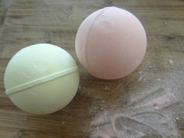 DIY-Handmade-make-your-own-bath-bomb-recipe-easy.jpg