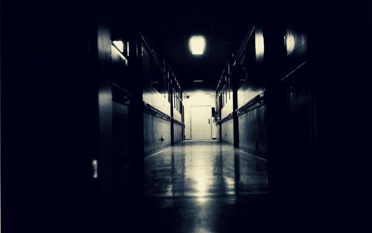 ws_Dark_Hallway_2560x1600.jpg