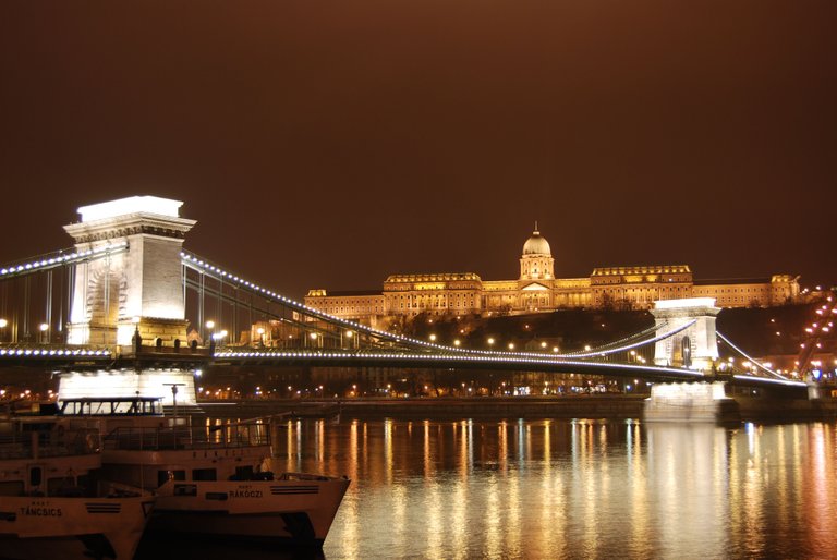 The_Szechenyi_Chain_Bridge_and_Royal_Palace_Buda_Castle_Budapest_Hungary.jpg