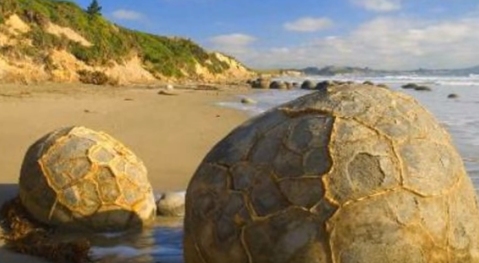 koekohe beach 2.png