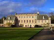 qlow-220px-G_House_from_the_South_Lawn_on_an_Autumn_Afternoon.jpg
