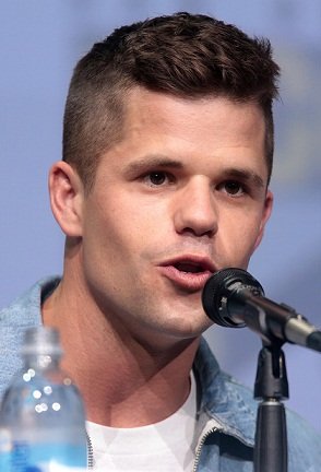 1200px-Charlie_Carver_by_Gage_Skidmore_2.jpg