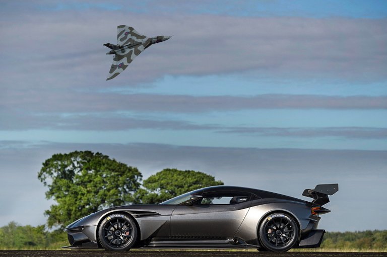 2016-aston-martin-vulcan-4.jpg