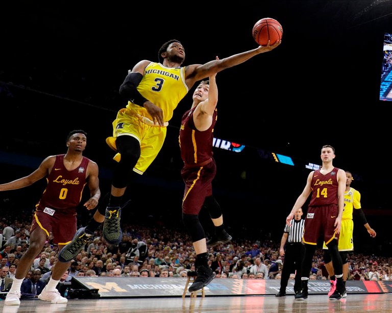 10345908_web1_final-four-loyola-michigan-basketball_4662233.jpg