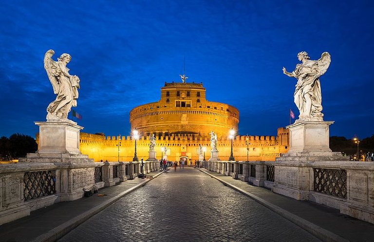 Engelsburg_und_Engelsbrücke_abends.jpg