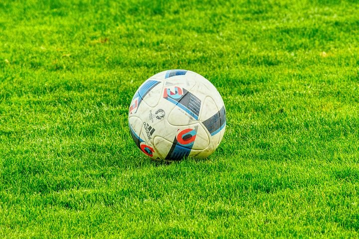 14-01-42-football-2778583__480.jpg