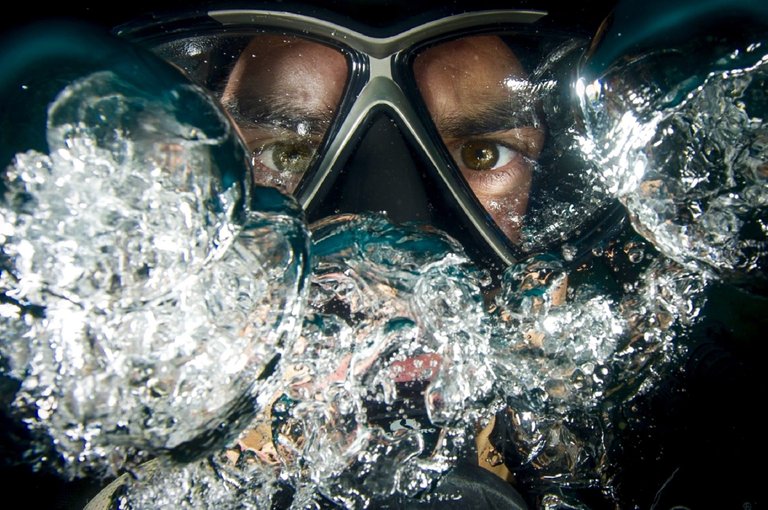 diver-man-underwater-air-bubbles.jpg