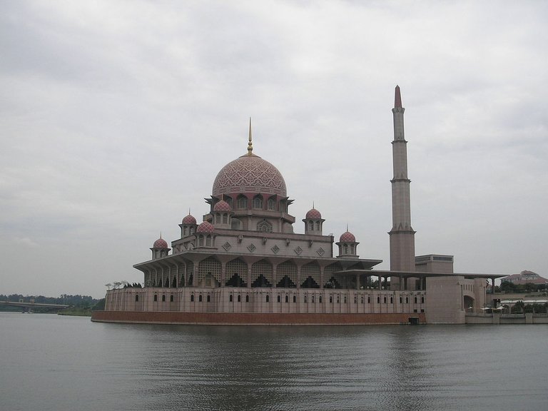 1280px-Masjid_Putra_Putrajaya_Dec_2006_002.jpg