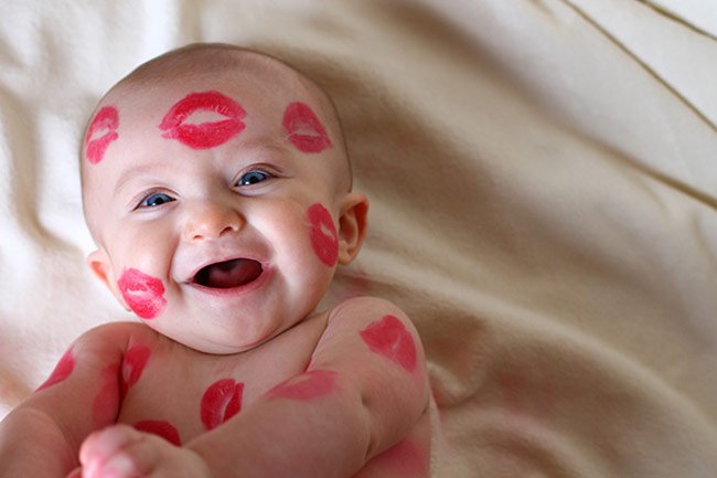 romantic-baby-kissed-gift-package-idea-themes-kiss.jpg