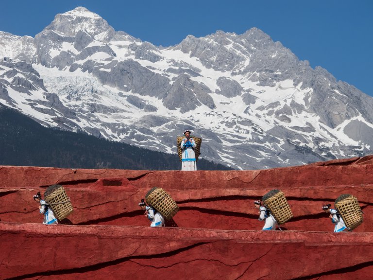 Lijiang_Yunnan_China-Naxi-people-carrying-baskets-01.jpg