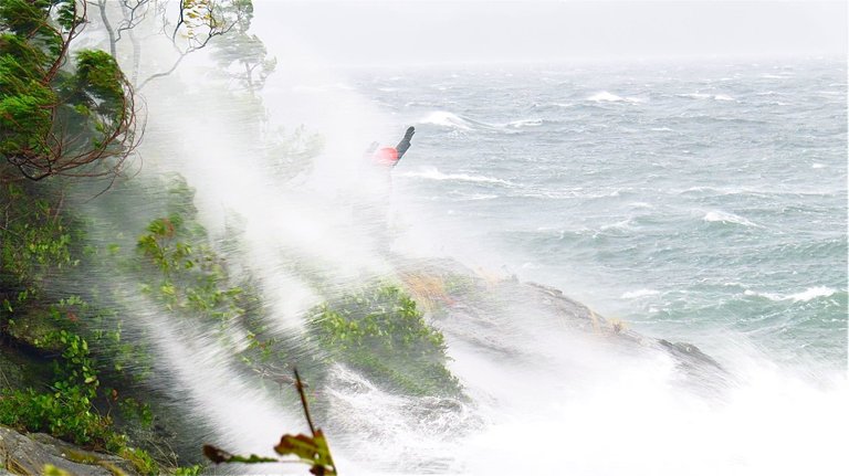 Robert Brown, a.k.a. JAGS, Photography, "TEMPÊTE D'UNE VIE", VENTS DE 188KM:H, ÉRIC BOUCHER DANS LA TEMPÊTE.jpg