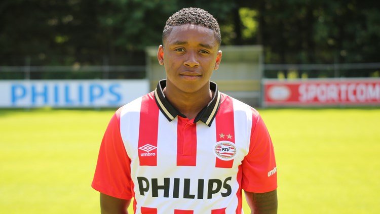 Plekje_in_de_PSV-kleedkamer_voor_Steven_Bergwijn.jpg