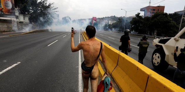 Hombre desnudo en protesta av. Francisco Fajardo, Caracas, Venezuela