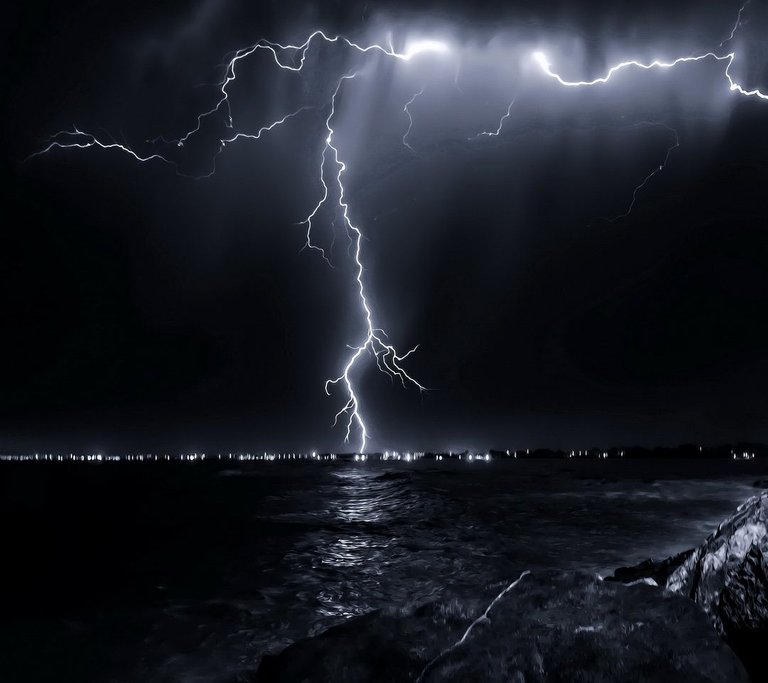 Lightning_Above_Sea-wallpaper-10385001.jpg