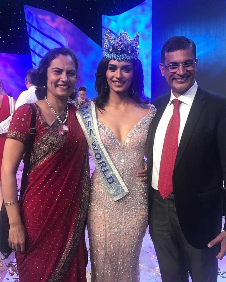 manushi-chhillar-parents-miss-world-contest.jpg