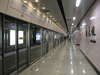 Xintiandi_Station_Line_10_Platform.jpg