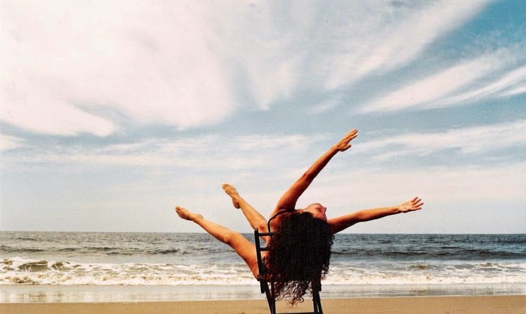 mujer-feliz-playa.jpeg