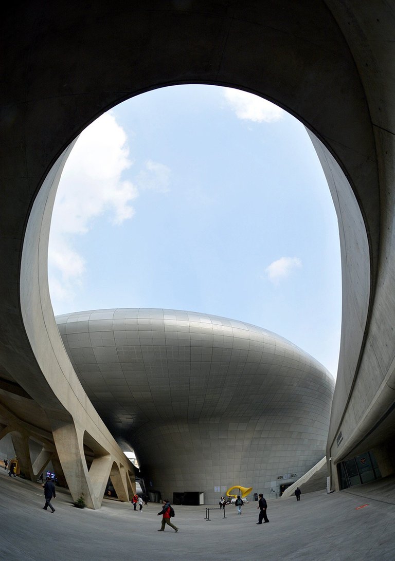 EL DONDAEMUN DESING PLAZA EN SEUL DE ZAHA HADID.jpg