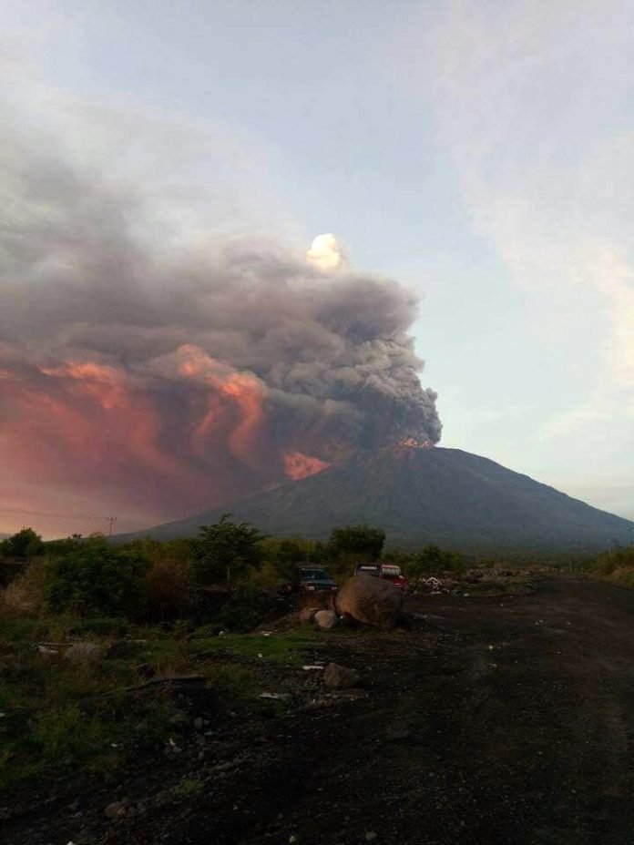 agung-volcano-eruption-696x928.jpg