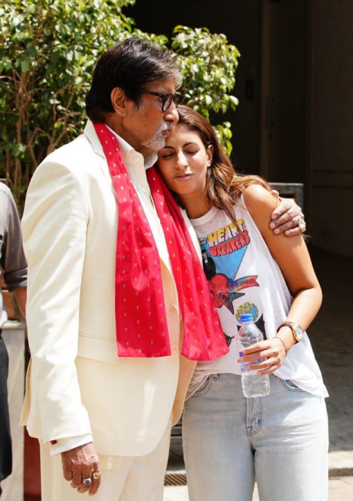 Amitabh-Bachchan-gets-a-hug-from-daughter-Shweta-Bachchan-wonders-what-would-he-do-without-her_0.jpg