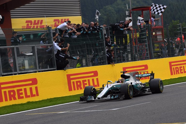 Lewis Hamilton vence de ponta a ponta GP da Belgica.jpg