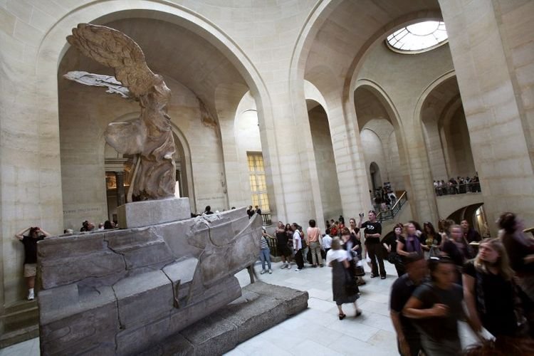 545815-france-illustration-museum-tourism-louvre-samothrace.jpg