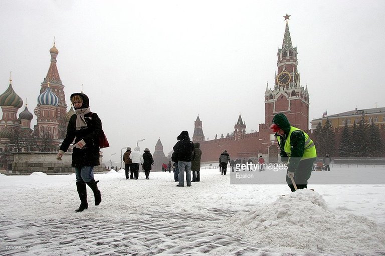 23-07-55-municipal-worker-cleans-the-snow-near-the-kremlin-after-heavy-25-picture-id73106673.jpg