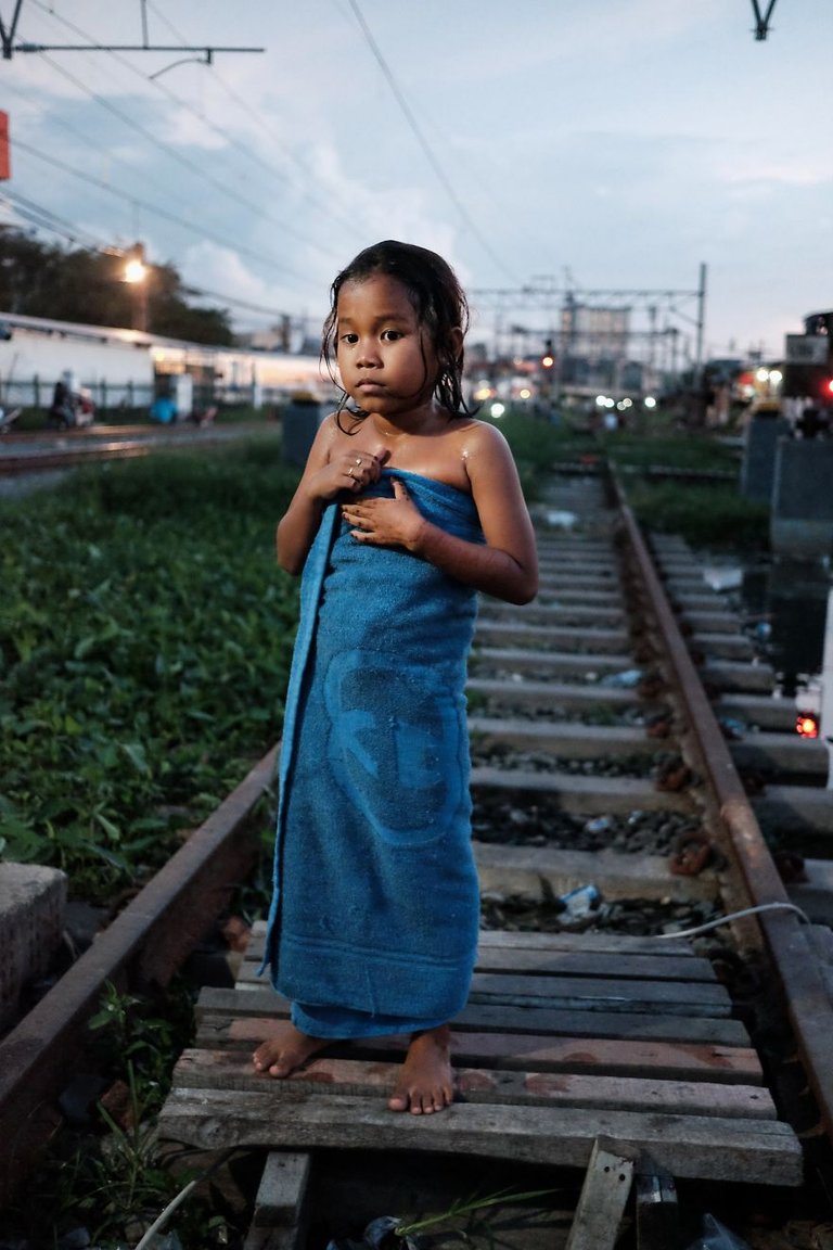 jakarta_slums_life_by_the_railway_vytautas_jankulskas_05.jpg