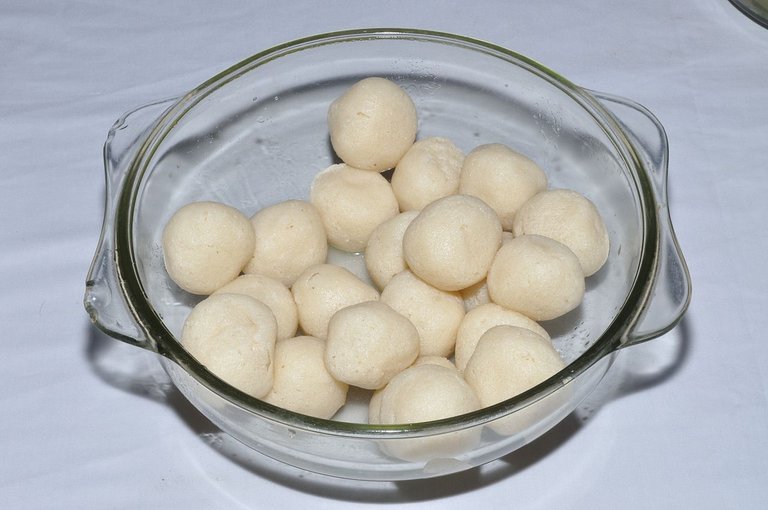 1280px-Rasgulla_-_Kolkata_2011-09-19_5234.jpg