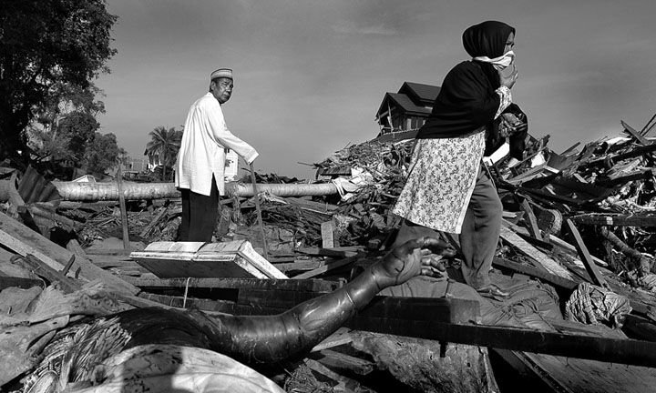 tsunami__banda_aceh_2004_by_ilhamanas.jpg