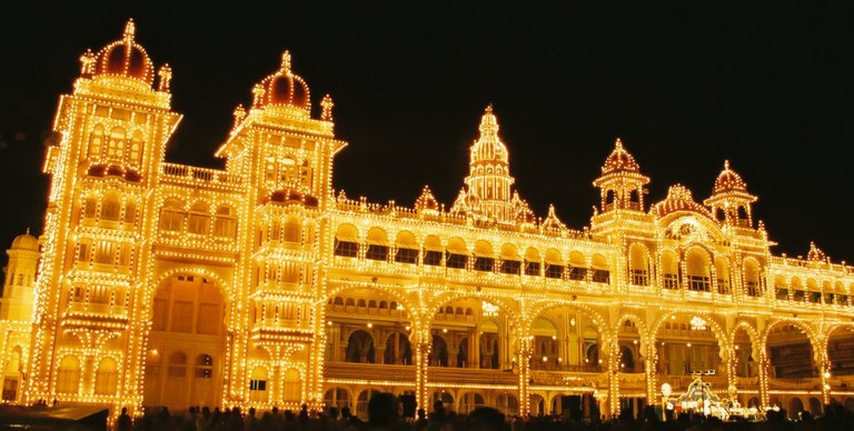 Dasara_Navaratri_Festival_Lights_Mysore_Palace_India.jpg