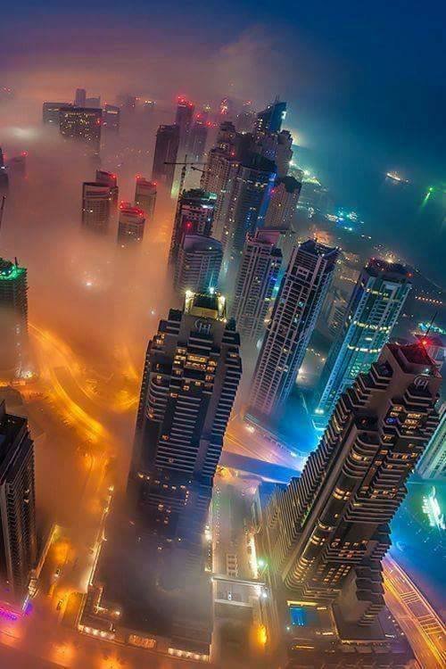 Niebla en Dubai, Emiratos Árabes Unidos.jpg