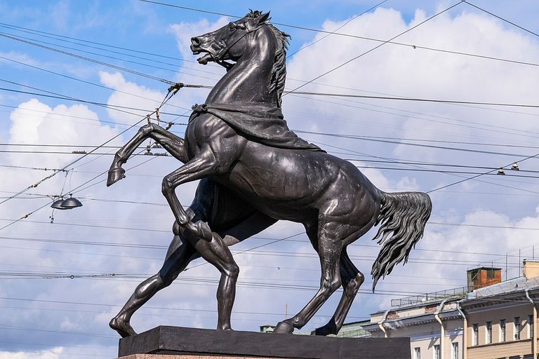 1024px-Sculptures_on_Anichkov_Bridge_04.jpg