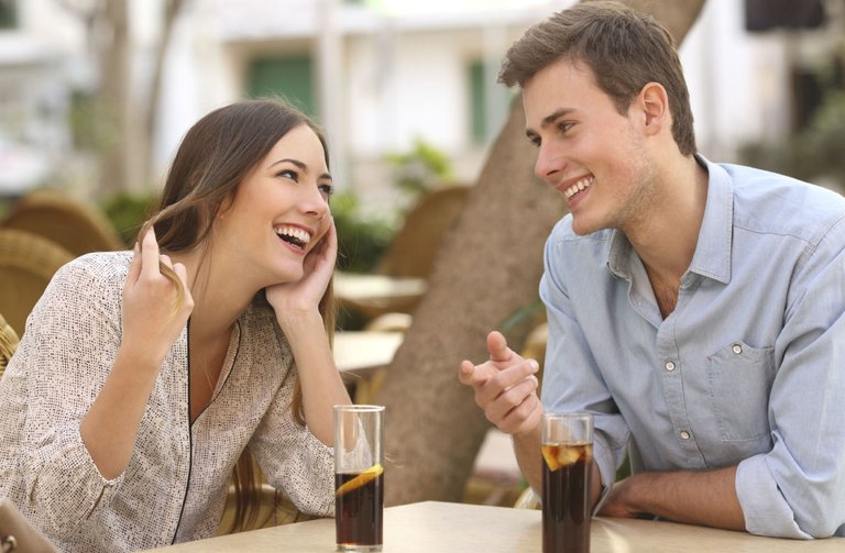 uhhh-ella-se-enrosca-el-pelo-amigos-aqui-hay-mas-que-colegueo-istock.jpg